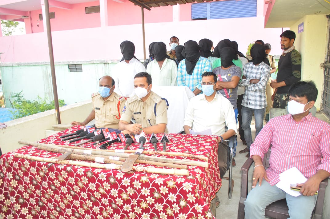 adilabad_sp's tweet photo. ఇచ్చోడలోని గుండాలలో జరిగిన ఘర్షణలకు సంబంధించి 9 FIRలు నమోదు చేసి హత్య కేసులో 12 మంది ప్రధాన నిందితులను మారణాయుధాలతో సహ అరెస్టు చేసిన @ASP_UTNOOR &amp;టీం. ఫరరీలో ఉన్న నిందితుల కోసం 3 స్పెషల్ టీంలు. శాంతిభద్రతలకు ఆటంకం కలిగిస్తే కఠినచర్యలు తప్పవన్న ఎస్పి. @TelanganaDGP @TelanganaCOPs https://t.co/1kvsNijp1O