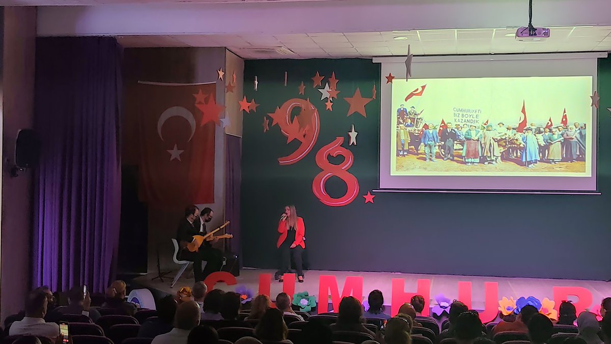 Özgürlük ve bağımsızlığımızın teminatı olan Cumhuriyetimizin 98. yılında ülkemiz için mücadele etmiş başta Ulu Önder Gazi Mustafa Kemal Atatürk olmak üzere tüm silah arkadaşlarını saygı ve minnetle anıyoruz. 🇹🇷

29 Ekim Cumhuriyet Bayramımız Kutlu Olsun.
#29EkimCumhuriyetBayramı