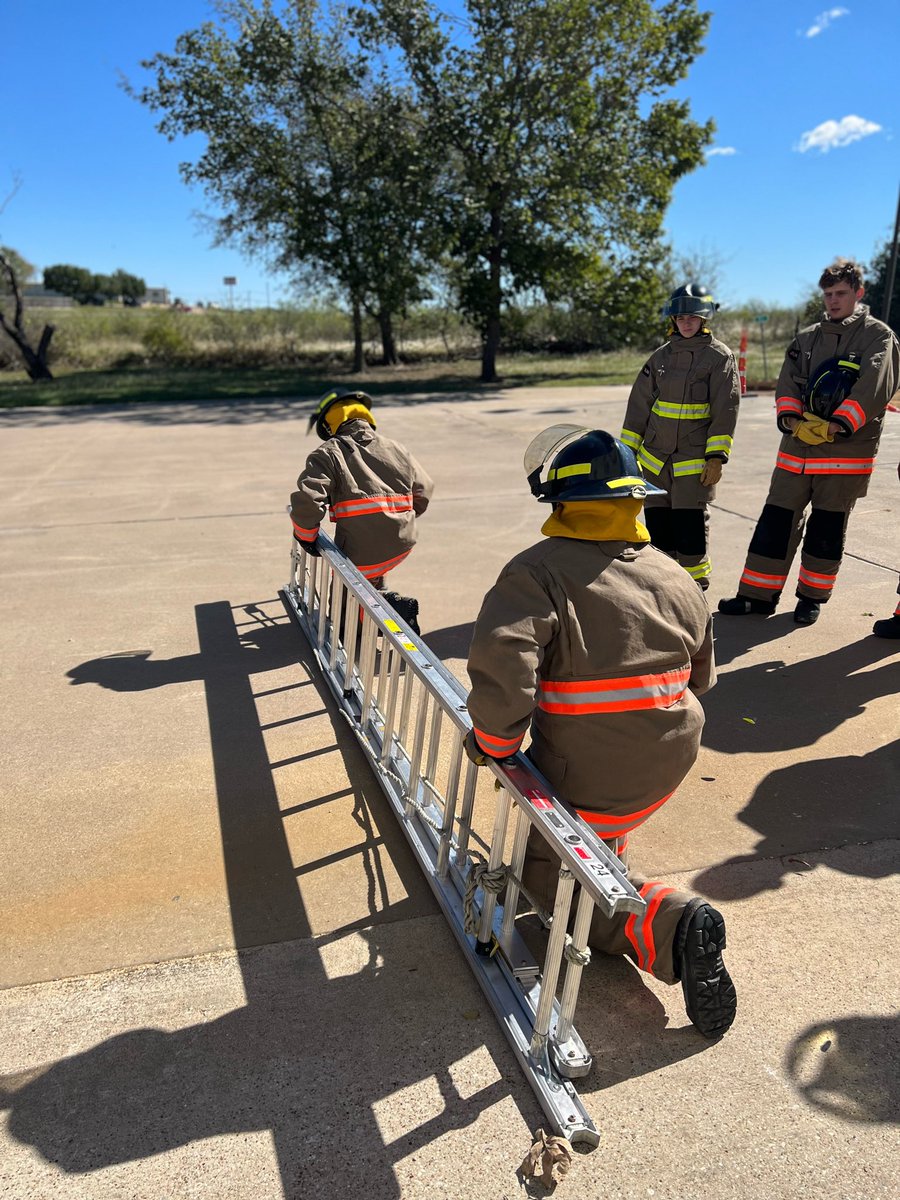 BfdCte's tweet photo. This week the BISD Fire Academy students learned all about ground ladders! Hands-on application is key to our students success! @burleson_cte @BHSElks @CHSSpartans https://t.co/hRWqZOtwdk