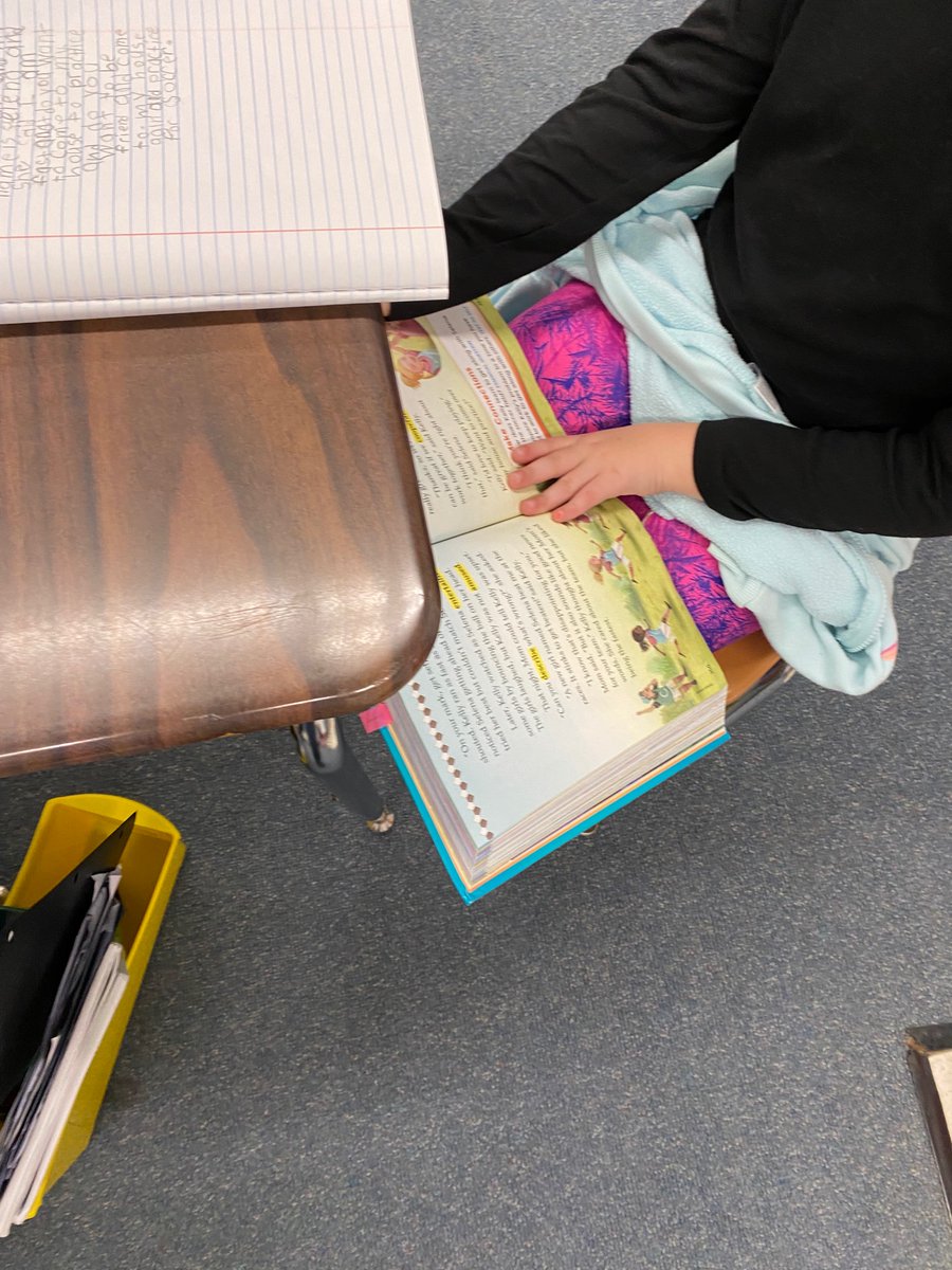ELABrown83's tweet photo. 2nd graders access the text through individual support and self-pace through their assignments. #differentiation #selfpace @EHainesFCPS #readaloud #independentwork #partnersupport @SadieWiles1 @FCPSJVeronie https://t.co/nHQ2Bgh8pq