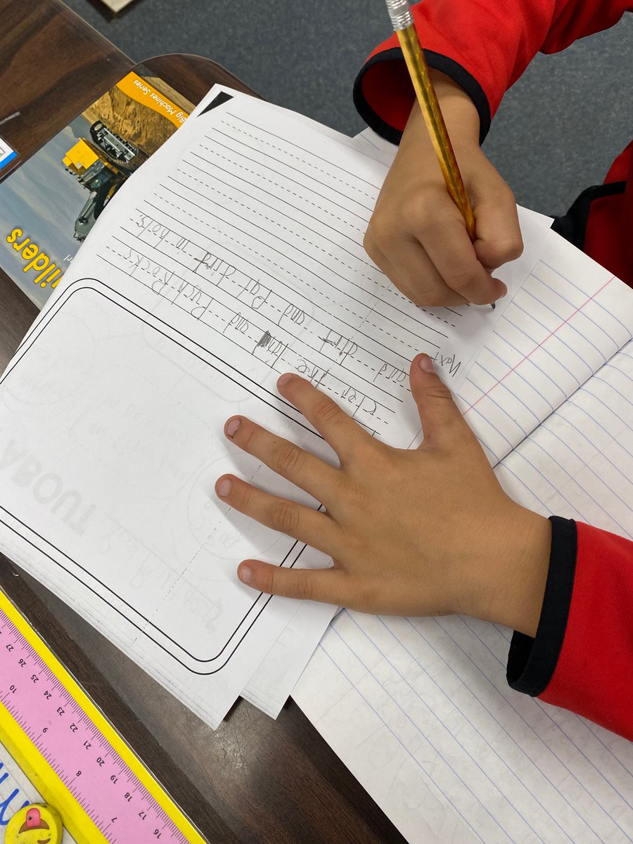 ELABrown83's tweet photo. 2nd graders access the text through individual support and self-pace through their assignments. #differentiation #selfpace @EHainesFCPS #readaloud #independentwork #partnersupport @SadieWiles1 @FCPSJVeronie https://t.co/nHQ2Bgh8pq