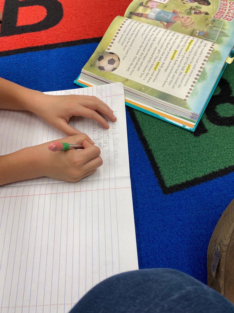 ELABrown83's tweet photo. 2nd graders access the text through individual support and self-pace through their assignments. #differentiation #selfpace @EHainesFCPS #readaloud #independentwork #partnersupport @SadieWiles1 @FCPSJVeronie https://t.co/nHQ2Bgh8pq