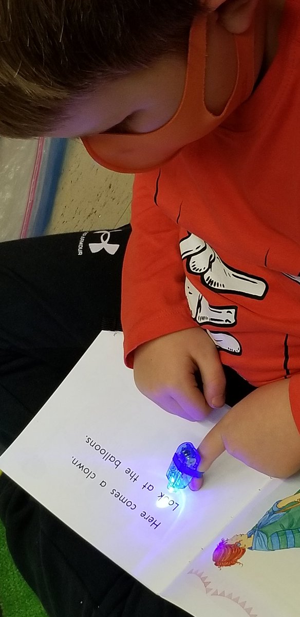 Sharon_readUP's tweet photo. This Flashlight Friday... P/1 Ss @DowdingVal are building their sight word vocabulary as they LOOK for AND light up THE "snap" words in their books. We CAN read  A word in a "snap"! @HumberPark  @HrceLiteracy @HRCE_NS https://t.co/faKWNZ3Bo6