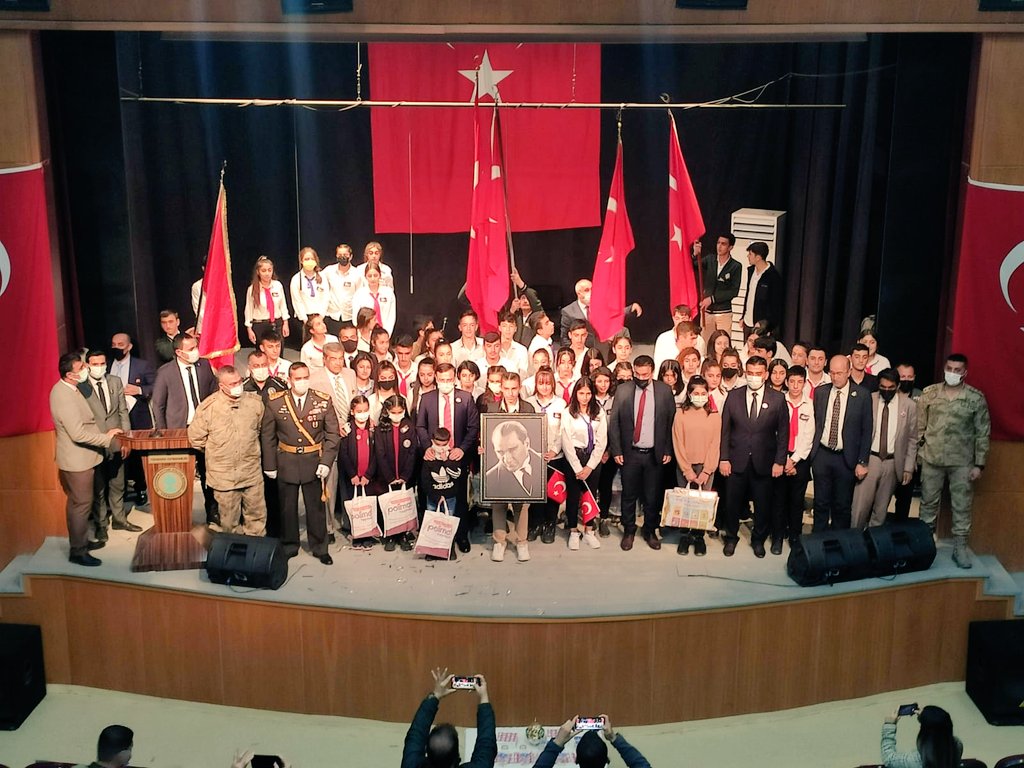 TokiLisesi's tweet photo. 29 EKIM Cumhuriyet Bayramı töreni TOKI ANADOLU LISESI tarafın düzenlenen program ile kutlandı.🇹🇷 @idrisakbiyik @Hakkari_MEM @BilalGur30 @yuksekova_mem @YusufAtael https://t.co/tgjbHAImv8