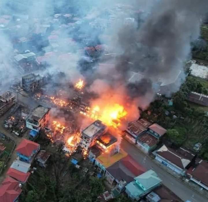 ShweSin1771996's tweet photo. In Thantlang, Chin State, more than 100 houses, including two Christian churches, were set on fire by about 10 am today (October 29) as military council troops opened fire on the town.
#WhatsHappeningInMyanmar #Thantlang 
#CrimeAgainstHumanity https://t.co/8egHAOQUkS
