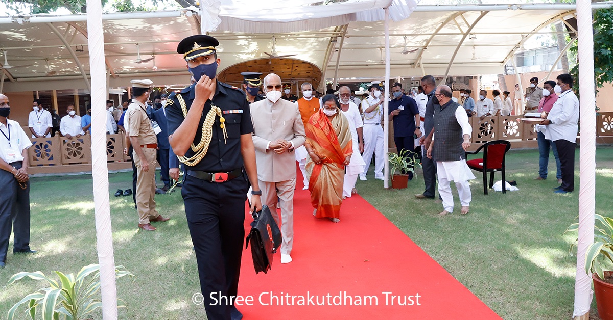 MorariBapu_'s tweet photo. II Jai Siyaram II 

II जय सियाराम II

Morari Bapu welcomes President Shri Ram Nath Kovind President of India @rashtrapatibhvn to Chitrakutdham Talgajarda

मोरारीबापू ने चित्रकूटधाम  तलगाजरडा में राष्ट्रपति श्री राम नाथ कोविंद का स्वागत किया https://t.co/1R9bOEzBRo
