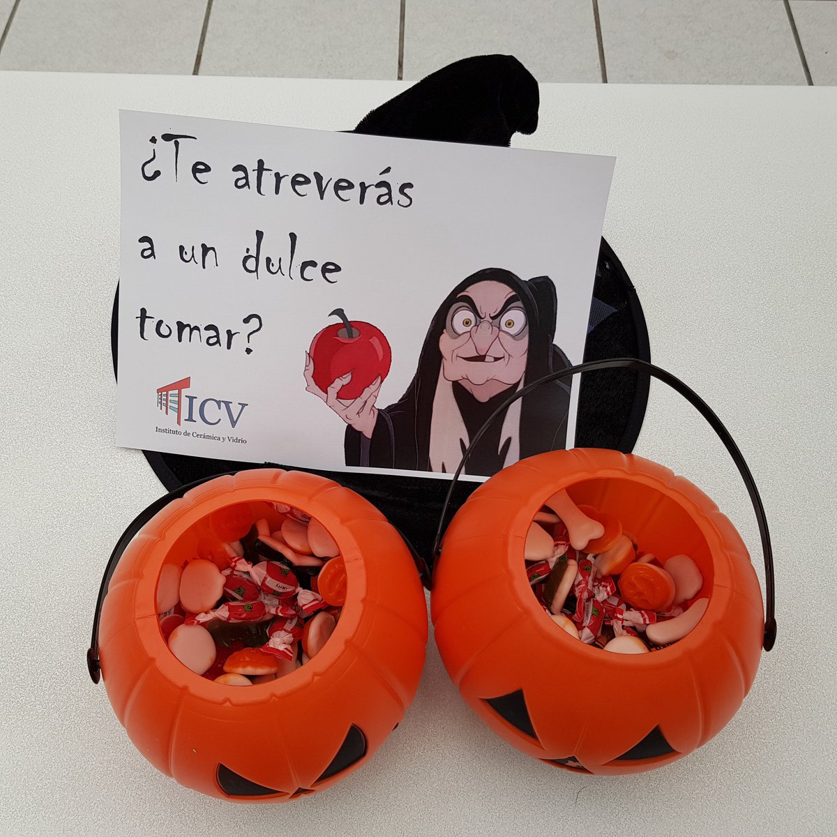 icvcsic's tweet photo. Esta mañana nos han visitado las brujas 🧙🏼‍♀️ y los brujos 🧙🏼‍♂️ y nos han dejado chuches 🍬🍭!!! @CSSresearchteam @ColloidalProces @colfeed4print @FunceramicsTeam @GlaSS_ICV @SocEspCeramVidr @TechnicalCeram @SAP_PhysChem
#TrickOrTreat #Halloween #sorpresas https://t.co/0sSwwbfw7S