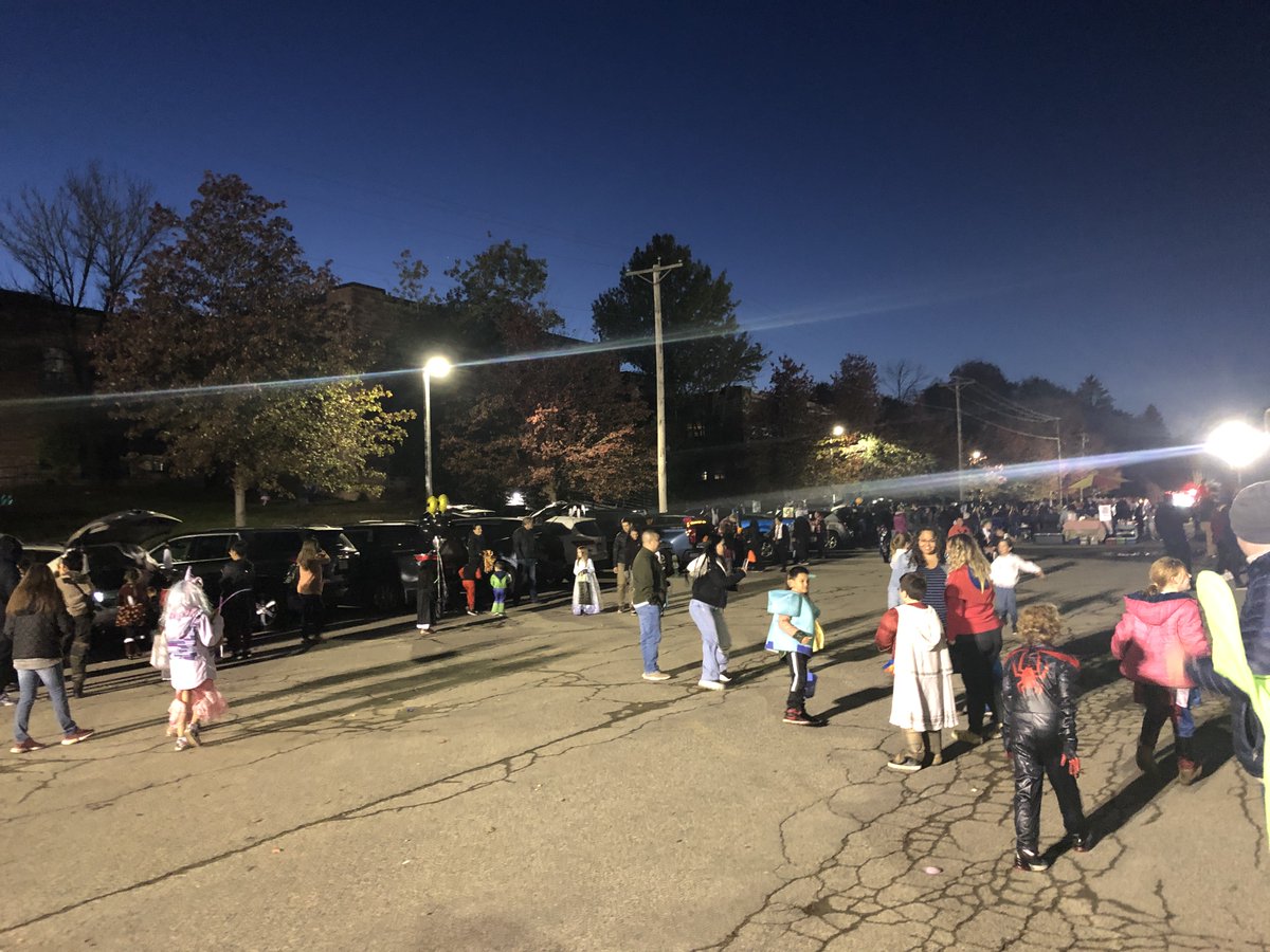 RFUSCO_Reilly's tweet photo. Thank you to our PTO for hosting our first Trunk or Treat last night. Over 70 cars participated and over 350 students were in attendance! #onelowell https://t.co/l9p0Ukqndh