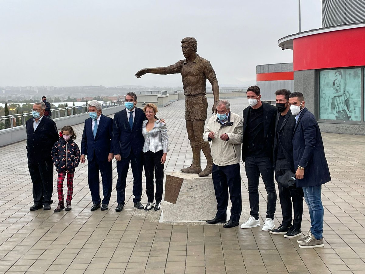 Dvinuesa's tweet photo. Dos cosas sobre la estatua de Luis Aragonés que ya está colocada en el Wanda Metropolitano:

1.- Idea creada y financiada por la propia afición del Atlético. Esto no lo hace cualquier afición. 

2.- Esa estatua necesita ya una bufanda al cuello y más ahora que hace frío https://t.co/W3VFPm9oWK