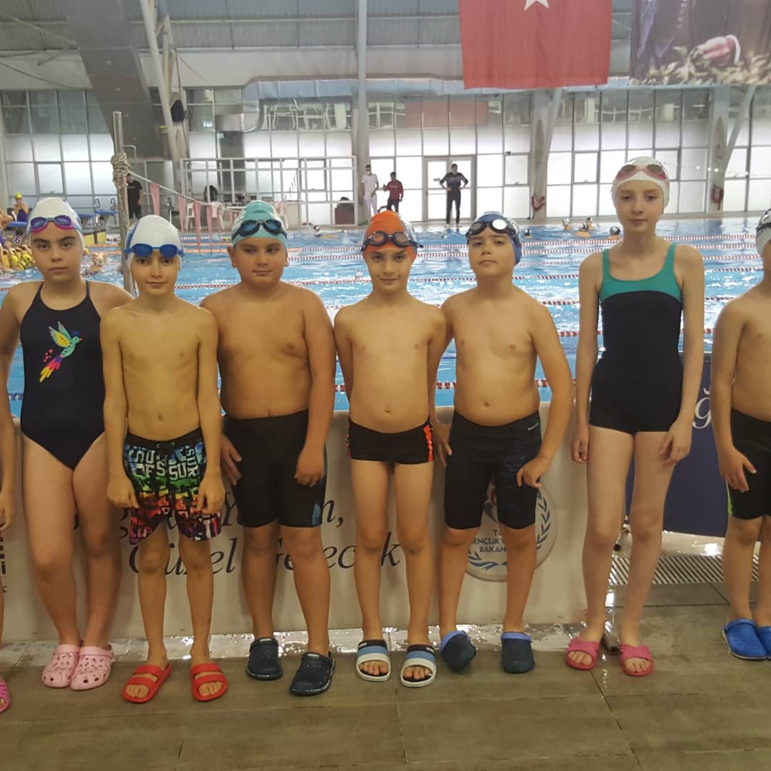 23-24 2021 tarihlerinde Gebze olimpik kapalı yüzme havuzunda yapılan 29 Ekim cumhuriyet bayramı 9-10 yaş yüzme yarışlarında üstün başarı sergileyen sporcularımızı tebrik eder.
Bir sonraki yarışmada başarılar dileriz. 🏊‍♂️💪👏