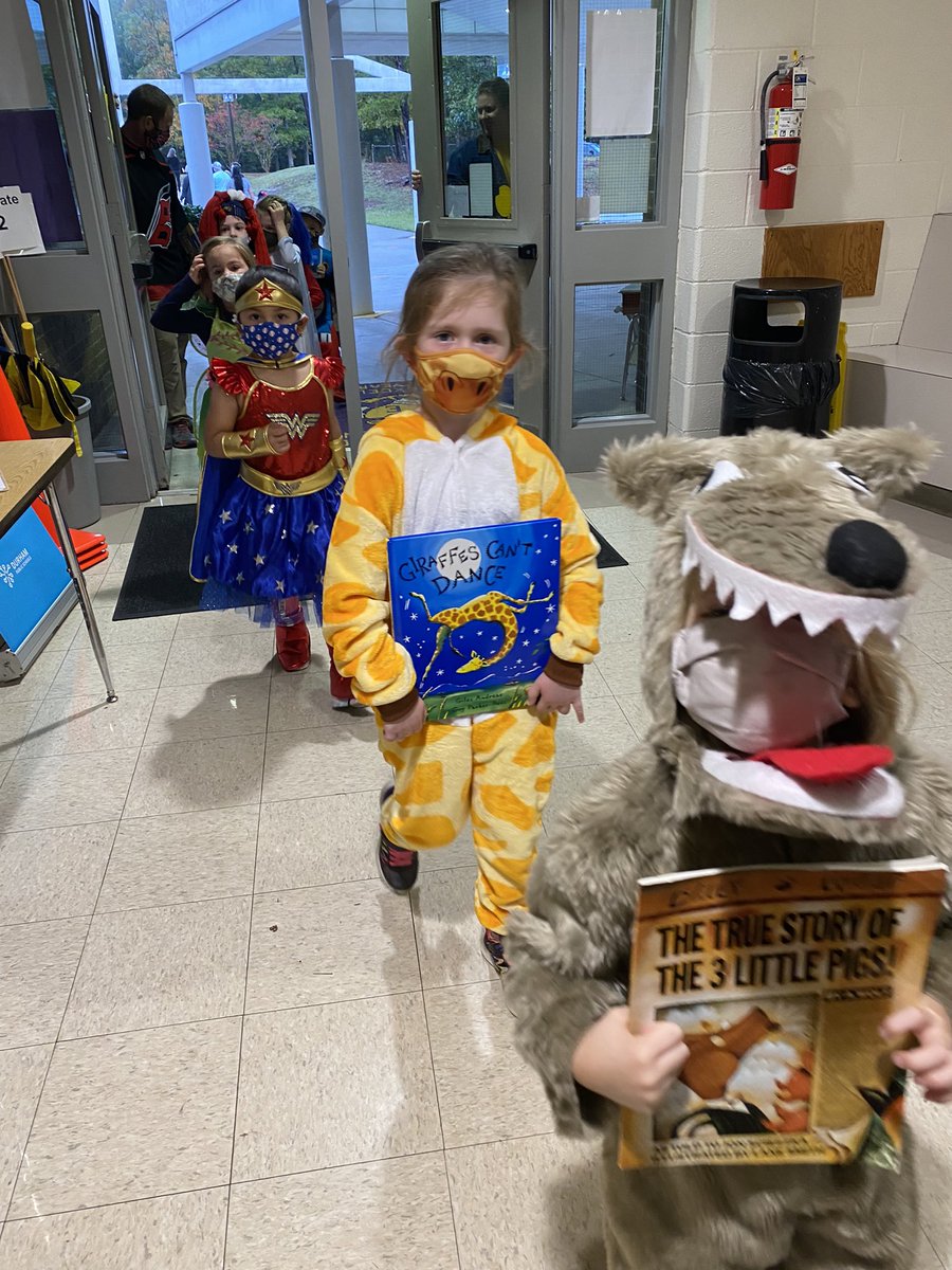 EasleyYr's tweet photo. Book Character Day at school= The best day to be a librarian! #EasleyReads #BeEasley https://t.co/mTbqJnljUr