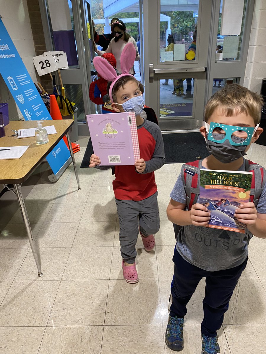 EasleyYr's tweet photo. Book Character Day at school= The best day to be a librarian! #EasleyReads #BeEasley https://t.co/mTbqJnljUr