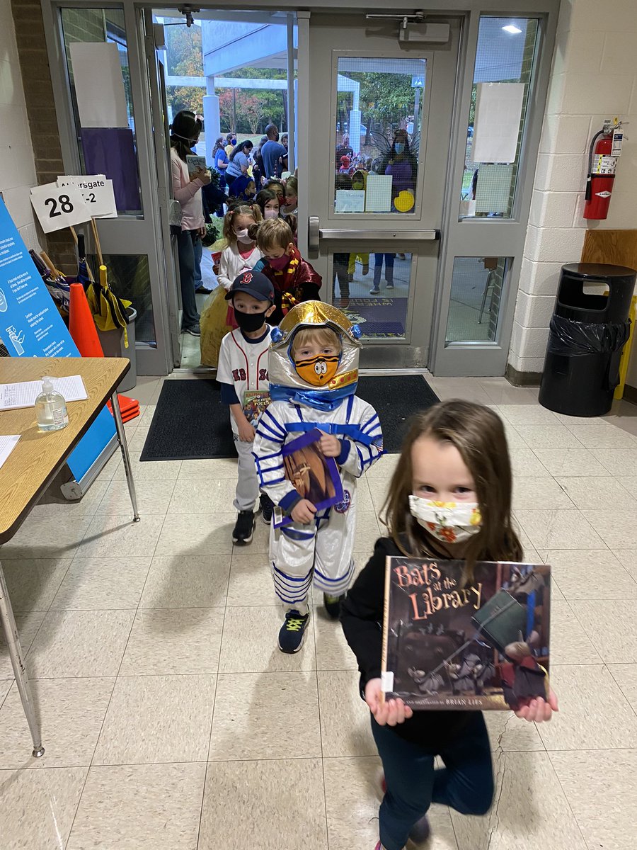 EasleyYr's tweet photo. Book Character Day at school= The best day to be a librarian! #EasleyReads #BeEasley https://t.co/mTbqJnljUr