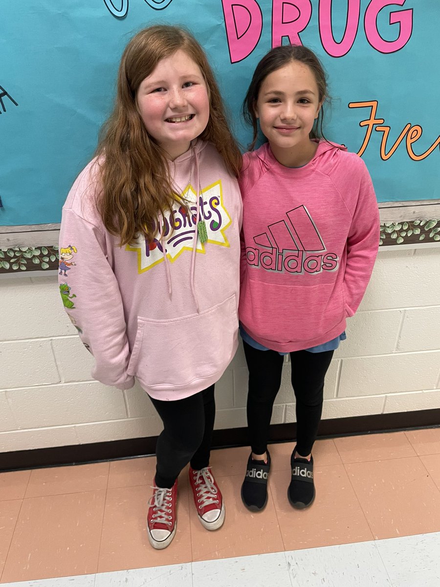 BogaardsNHE's tweet photo. Knights choose to be healthy so they can partner up against drugs/bullying! Part 2! #RedRibbonWeek2021 #twinday @NHE_HCS https://t.co/rPfSlVln0K