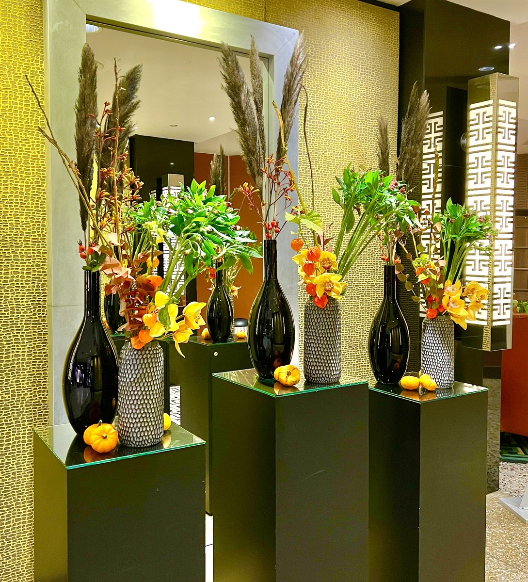 RBFloralDesign's tweet photo. Getting ready for Halloween weekend 🎃

#halloween #halloween2021 #pumpkins #canarywharf #thirdspace #essexflorist #leadenroding https://t.co/3H08VvYUWR