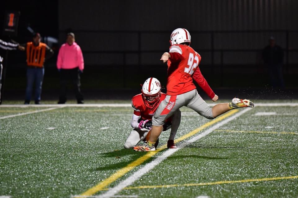 MHSTribeTV's tweet photo. Friday Night lights with a trip to the championship on line. #RollTribe #sectionalsemifinal @GoMHSIndians @MCSCAthletics @mscotthunt @JaceTNH https://t.co/NuXRLatKbN