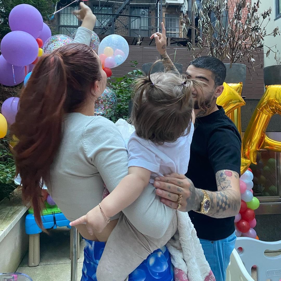 sintiahss's tweet photo. terminaram nada, Zayn e Gigi vão dormir que amanhã é outro dia. 
ps: Yolanda eu te odeio 🥰 https://t.co/R1LPGfeKdE