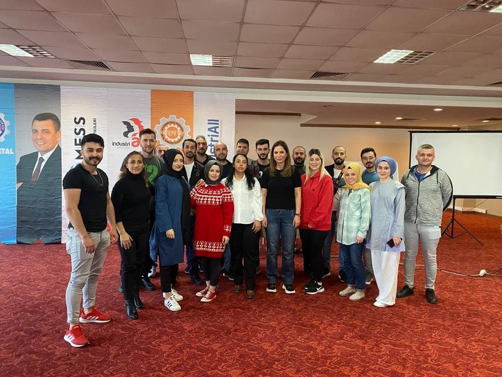 nlfrktlca's tweet photo. Türk Metal Sendikamızın
Büyük Anadolu Ereğli Otel düzenlemis olduğu Sosyal rehabilite eğitimine Hazel Çamlıdere hocamızın MUTLULUK VE ZAMAN YÖNETİMİ İLE, güzel anlatımıyla #AGRUP #AKIMMETAL #MULLIMKOYAKPLAS #GEBZEAKPLAS #AKSEM eğitimimiz ilk gününü https://t.co/HLaDTal9QD