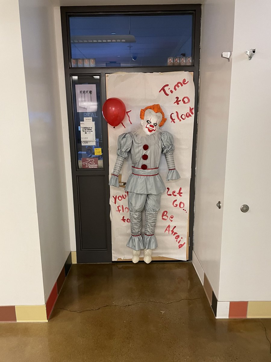 jthompsonmtlsd's tweet photo. #leboproud of all the Halloween fun! So many doors decorated and students and teachers dressing up @MTLSD https://t.co/sYK3aVFmDZ