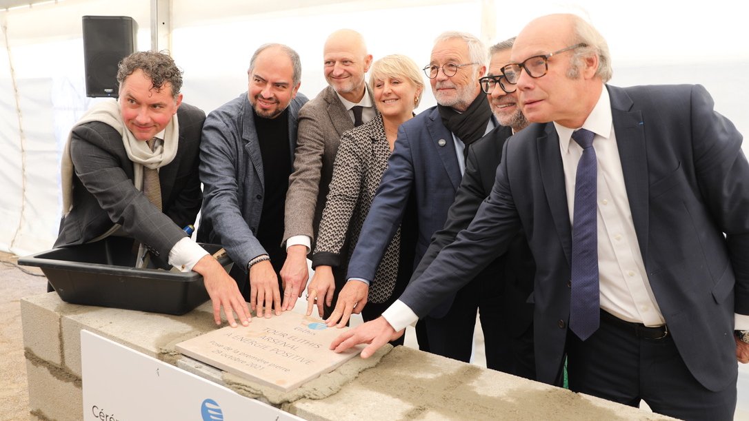 dijon's tweet image. 🏗 La première pierre de la tour @ElithisGroupe  du quartier arsenal a été posée ce matin. Le groupe Elithis est dijonnais et figure parmi les leaders de l&apos;efficience énergétique et environnementale. Ce futur bâtiment aura un bilan énergétique positif dès sa mise en service.