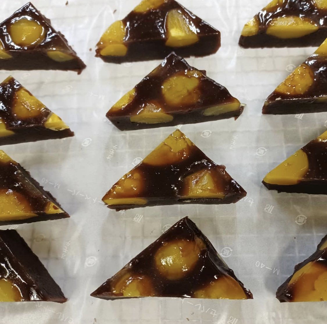 shogetsudo15's tweet photo. 島根県邑南町にある手作り和菓子屋の静間松月堂です🍡

\\ 秋限定🍁栗蒸し羊羹 //

もっちりとした羊羮で甘過ぎず何個でも食べれそう‼️

栗🌰好き、羊羮好きにはたまりません☺️ https://t.co/M0swrZi8V2