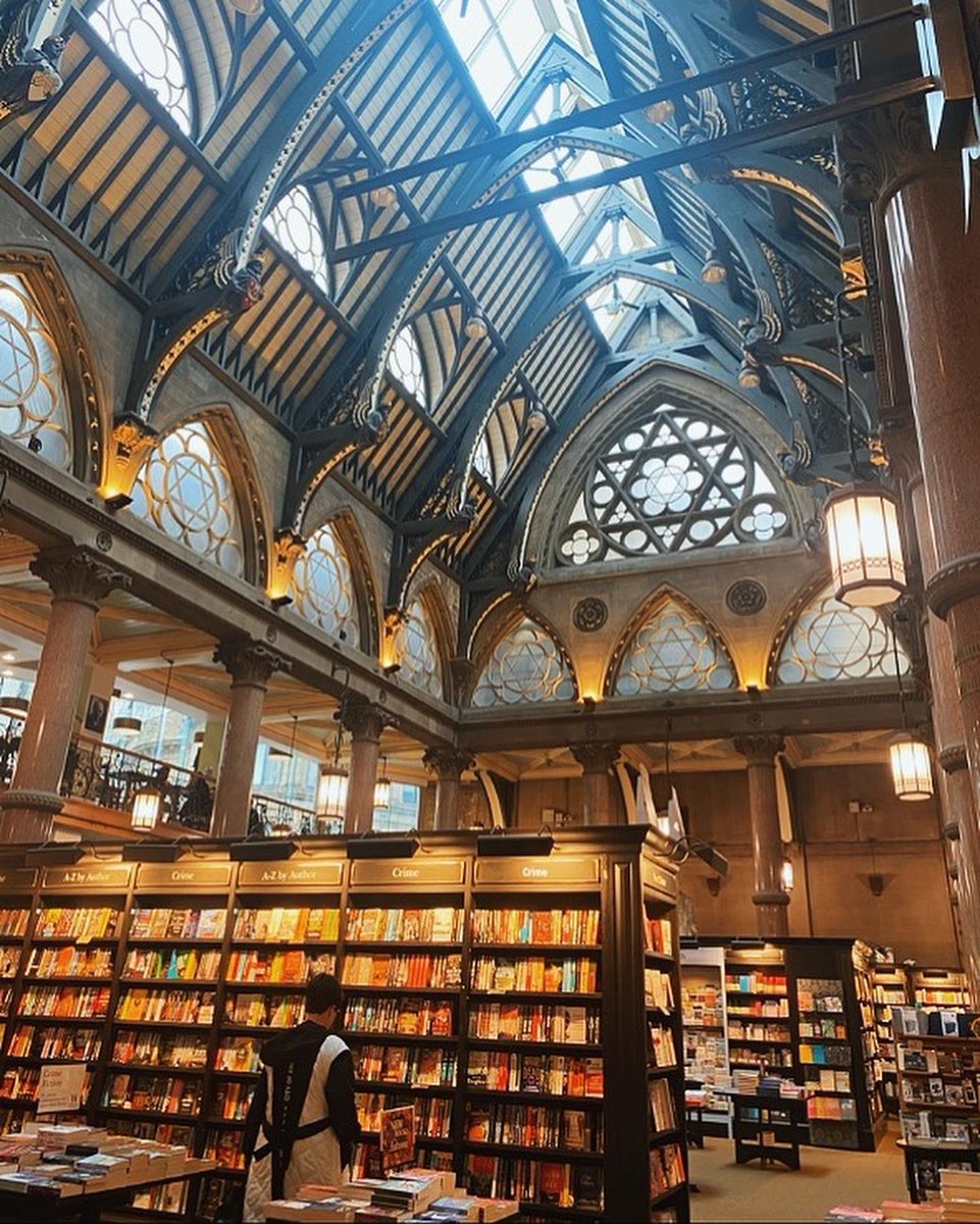 SusanMcCrossan1's tweet image. Obsessed with this @Waterstones in Bradford. It’s been on my bucket list to visit since I moved to Yorkshire last year, it’s stunning! #aestheticAF #BookTwitter #waterstones #autumnal