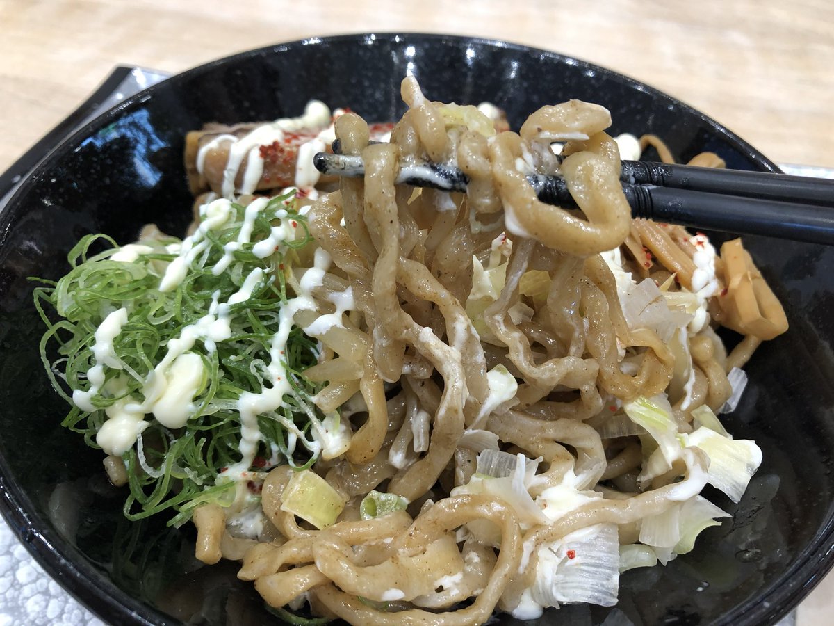 perosan1014's tweet photo. 卸町イオンの中のフードコート内にあるくろく識の油そば😊
普段滅多に油そばは食しないけど商品名にかつお節香るって書いてあるくらい和風な油そば😆
マヨネーズもっと多くしたい🥸❤️
検診前だったから大盛りやめたよね😭
ちなみに大盛りは無料✨
#油そば #くろく識 #イオン卸町 https://t.co/nkCVEsgnfx