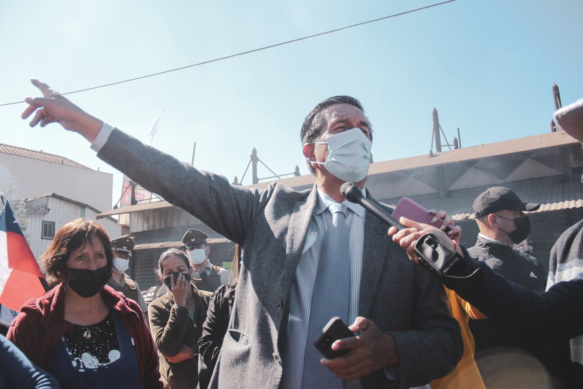 #Manifestación 
El día de ayer vecinos del sector playa de Lota realizaron manifestación con quema de neumáticos, lo que exigen es la pavimentación de las calles del sector. Se llego a un acuerdo para realizar una pronta solución 
#VamosContigo