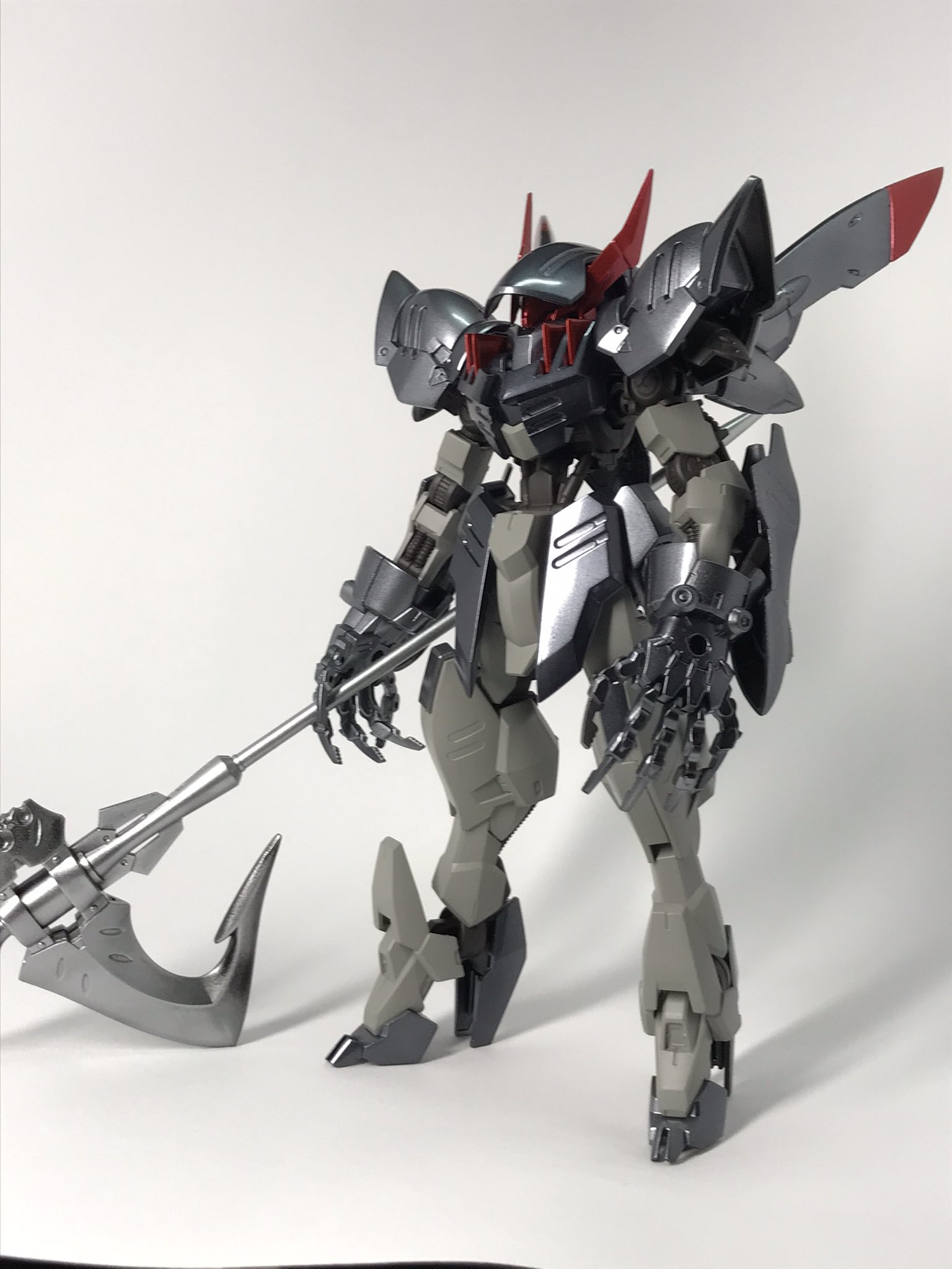 トラク ガンダムグレモリー完成しました 堅い装甲を表現するためにお手軽キャンディ塗装しました キュベレイやモーターヘッドをイメージして30mmのオプションパーツを手首にポン付け 武器を握れないのでアクションは普通の手首使いますw ガンプラ ガンプラ
