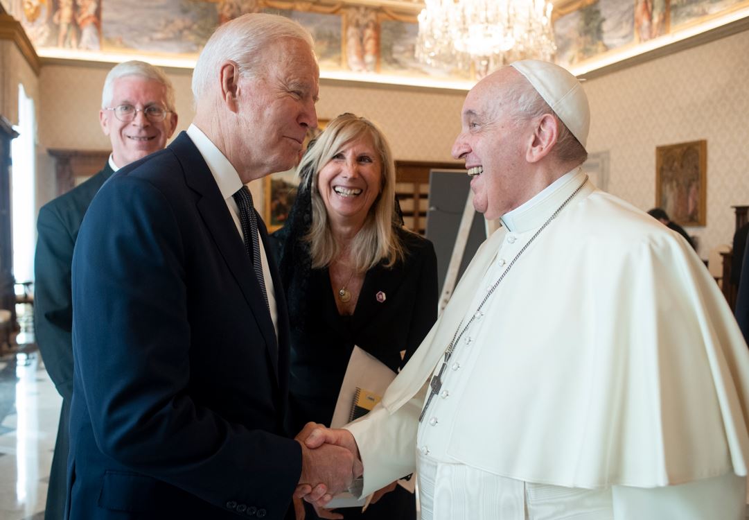 Cindy_Wooden's tweet photo. #PopeFrancis and @POTUS with their translators at the end of their meeting. 📷Vatican Media https://t.co/DWliWP171N
