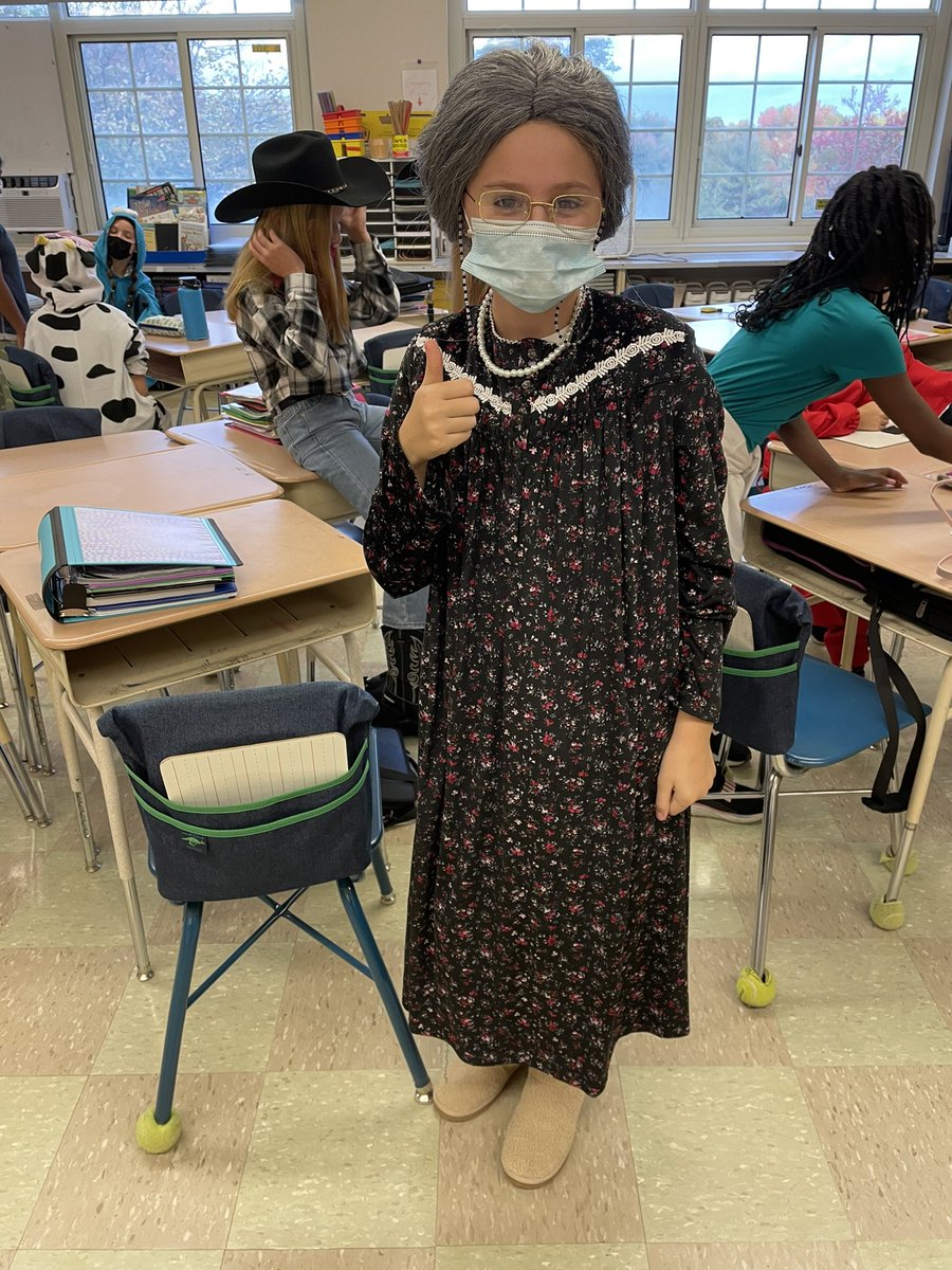 agrabowskiteach's tweet photo. Halloween is in full swing @Oldfield_MS !🎃👻 Have a happy and safe Halloween everyone! https://t.co/dmTNYPcwBO