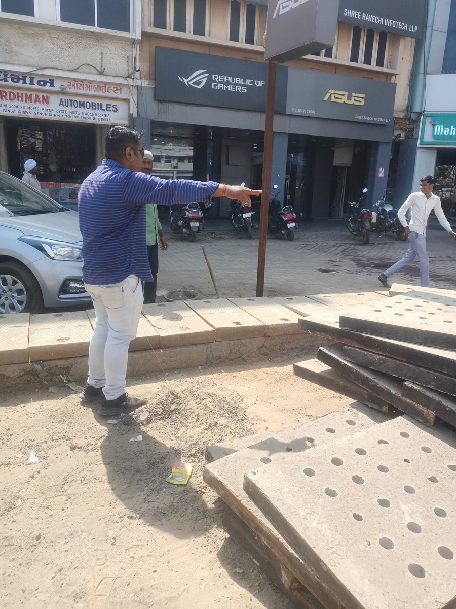 kamlesh_paryani's tweet photo. Today visited at Mian Market in our ward7 had a #cleannessdrive regarding #Diwali #festival inspect safai work instruct the superivser & labours to cleanup all needfull pessage in main market @swachhbharat @SwachhBharatGov #SwachhBharatAbhiyan #SwachhBharatMission @narendramodi https://t.co/pnnz14WemU
