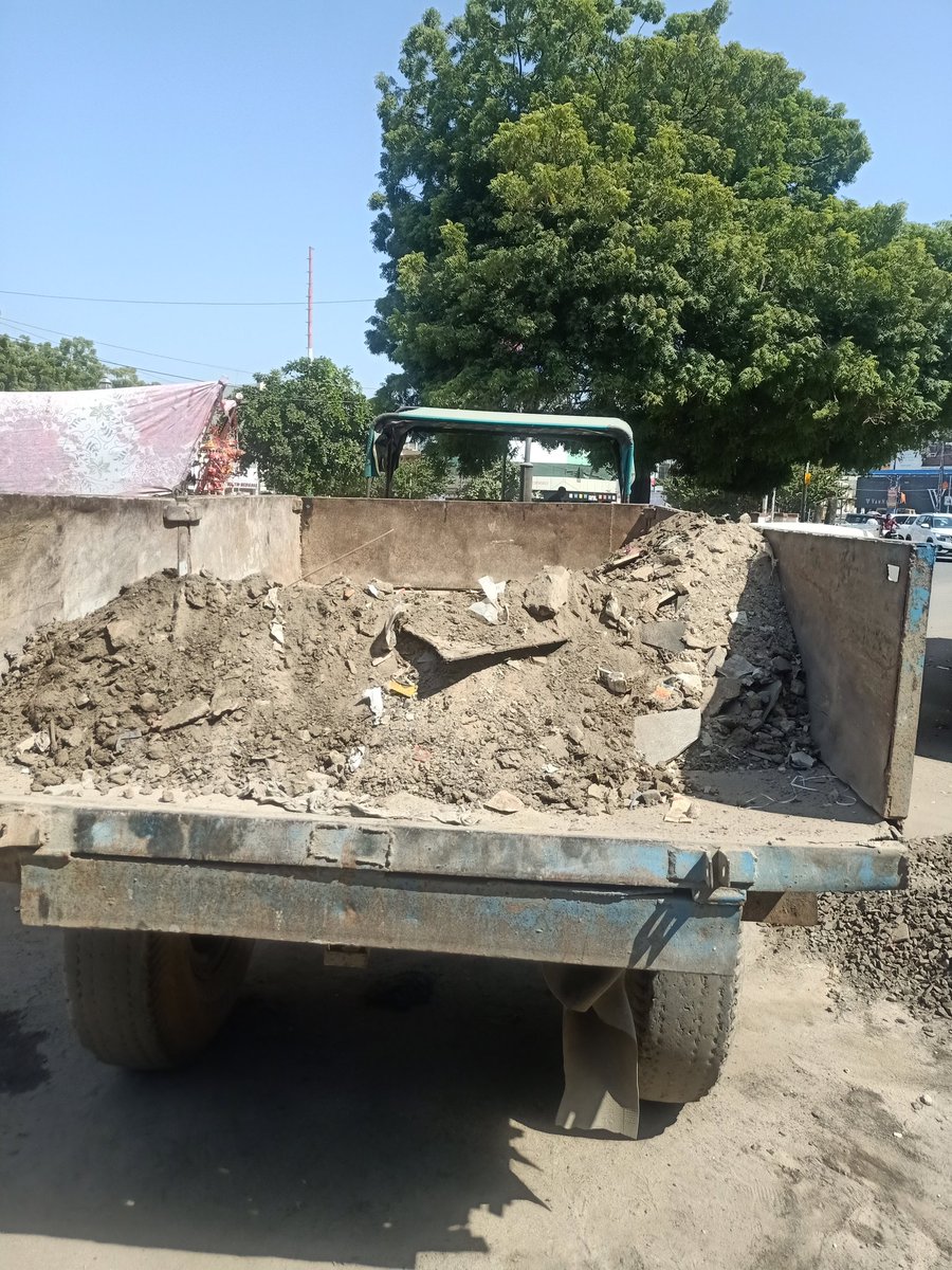 kamlesh_paryani's tweet photo. Today visited at Mian Market in our ward7 had a #cleannessdrive regarding #Diwali #festival inspect safai work instruct the superivser & labours to cleanup all needfull pessage in main market @swachhbharat @SwachhBharatGov #SwachhBharatAbhiyan #SwachhBharatMission @narendramodi https://t.co/pnnz14WemU