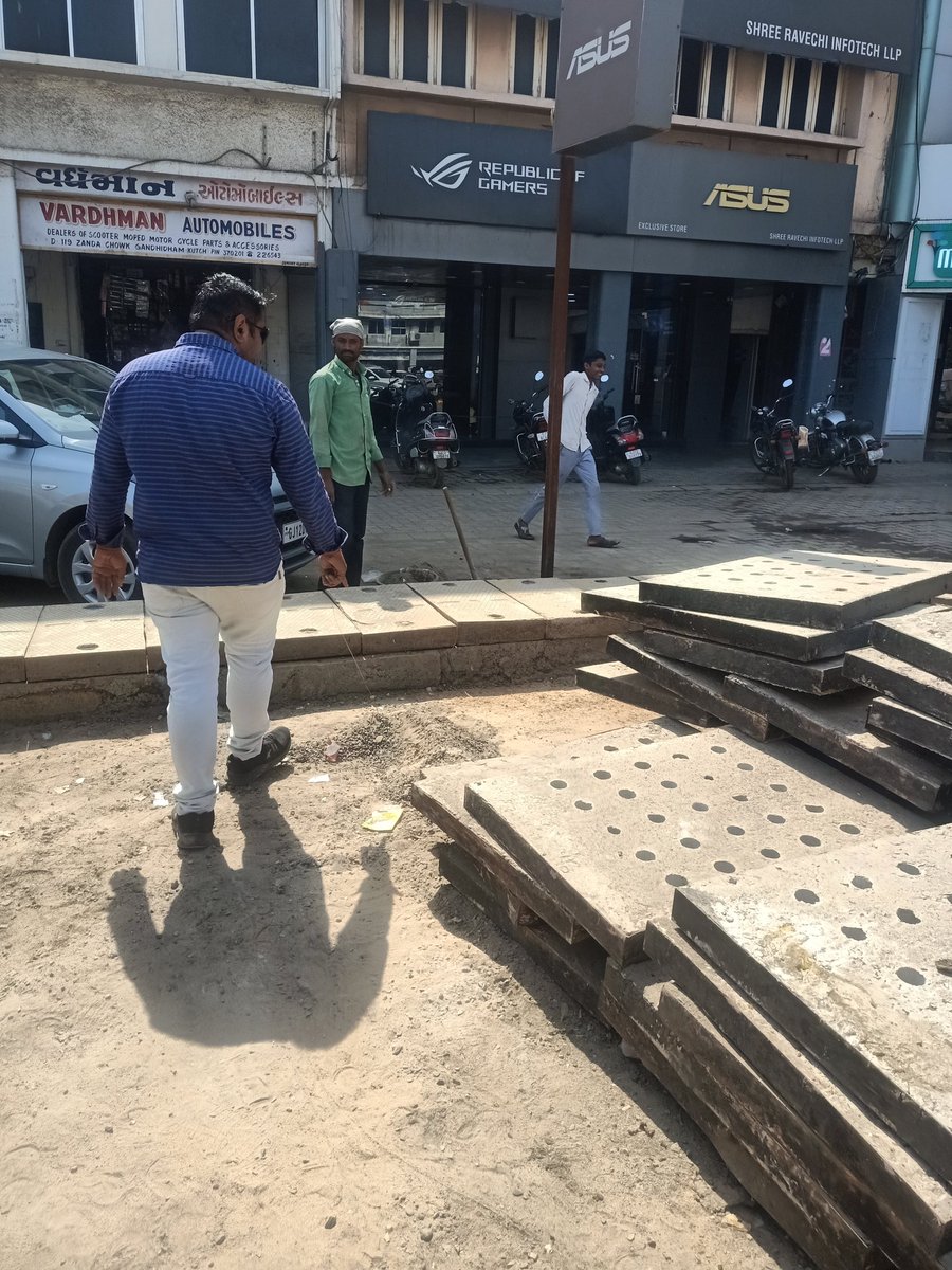 kamlesh_paryani's tweet photo. Today visited at Mian Market in our ward7 had a #cleannessdrive regarding #Diwali #festival inspect safai work instruct the superivser & labours to cleanup all needfull pessage in main market @swachhbharat @SwachhBharatGov #SwachhBharatAbhiyan #SwachhBharatMission @narendramodi https://t.co/pnnz14WemU