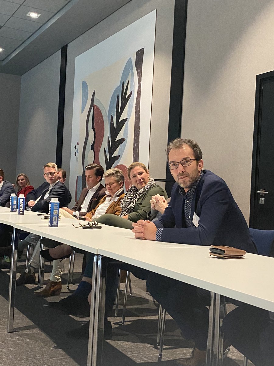 rob_in_wormer's tweet photo. Nu bestuurdersnetwerken: bij de ‘Schepenbank’. @RosemarijnDral begeleidt ons in het onderwerp wethouder en/of lijsttrekker. Ook Tweede kamerlid @Daandekort92 is aanwezig en neemt ons mee in zijn verhaal. @nielsbonenkamp blikt terug op #GR2018 en kijkt vooruit naar #GR2022. https://t.co/9noKZI395k