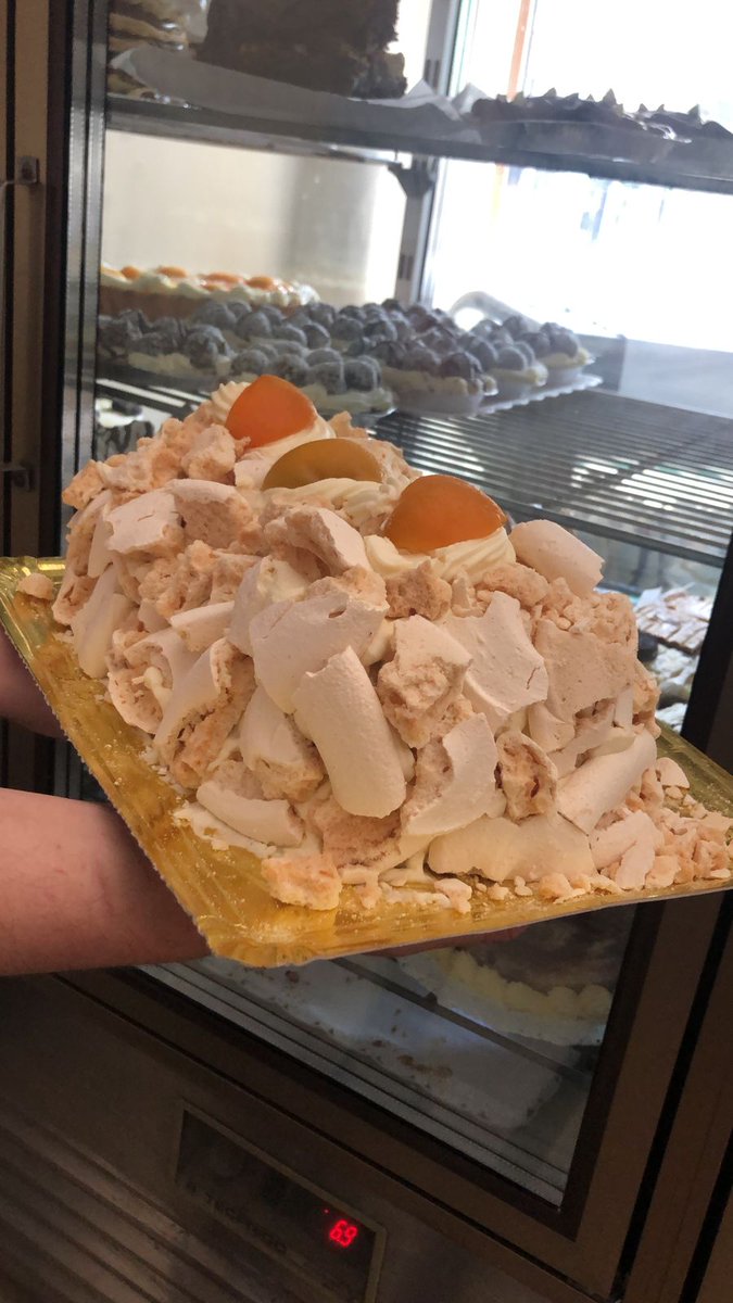 PreciosRosario2's tweet photo. Como siempre, todo excelente en #LaContinental (Sarmiento y Montevideo)
💰 $600 el kilo de #Facturas
💰 $210 #ChurrosRellenos (la docena)
💰 $1600 #Chajá (el de la foto es de 12 porciones GIGANTES)
Y muchas, muchas cosas ricas
#FotoTestigo 📸
#FacturasEnRosario https://t.co/zhNpcwMIRv