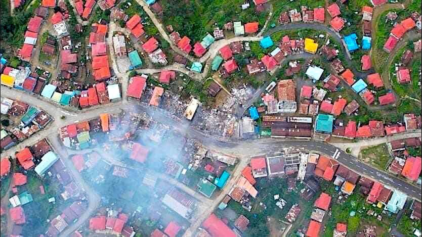 TTFR__Myanmar's tweet photo. Junta troops bombarded the Chin State town of Thantlang on Friday, damaging more than 30 houses and forcing residents to flee their homes, according to local media. 

#WhatsHappeningInMyanmar  #Oct29Coup #WarCrimesOfJunta https://t.co/ExtZ8wpIEU