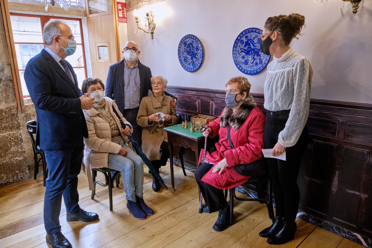 O alcalde de Santiago, Xosé Sánchez Bugallo, inaugurou, na Casa do Cabido, a exposición "Memorias do Café Derby (1929-2020)", patrocinada polo Consorcio de Santiago, que presenta documentación e imaxes inéditas do local. 
👉bit.ly/3pLVwAv