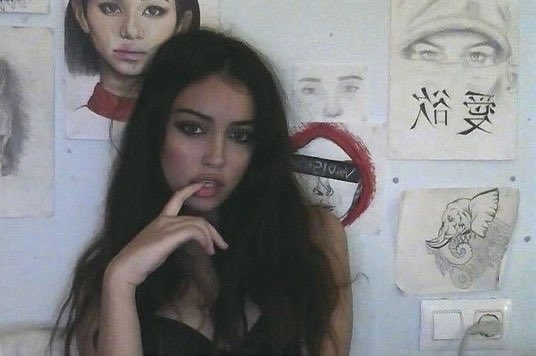 itgirlLJ's tweet photo. the cindy kimberly + her art wall era>> https://t.co/WY3RaJbfGB