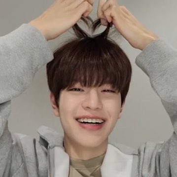 fluffshyunie's tweet photo. this seungmin                         this jeongin https://t.co/9dGi6TUvTg