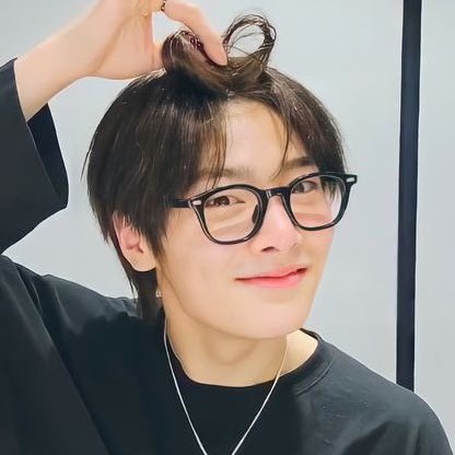 fluffshyunie's tweet photo. this seungmin                         this jeongin https://t.co/9dGi6TUvTg