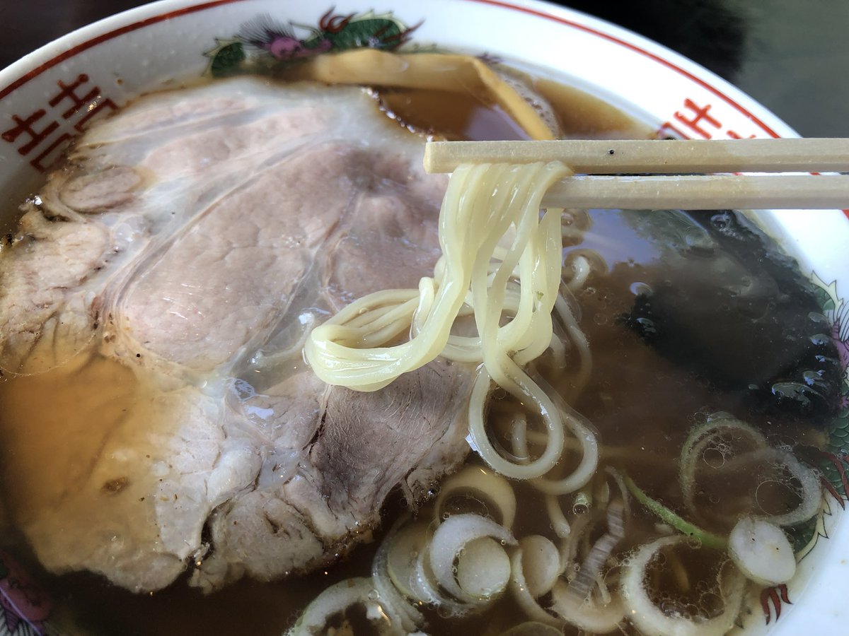 perosan1014's tweet photo. 利府にあるむらさき屋へ朝ラー🍜
着いてそうそう数人のお客様が並んでる！
食券式でポチッと😊
中華そばと油そばを選べます😆
これでワンコイン🤑
個人的には朝ごはんしっかり食べれる人は二杯食べたいね✨
#むらさき屋 #中華そば #利府 #ラーメン https://t.co/WMkwuF2Wmb
