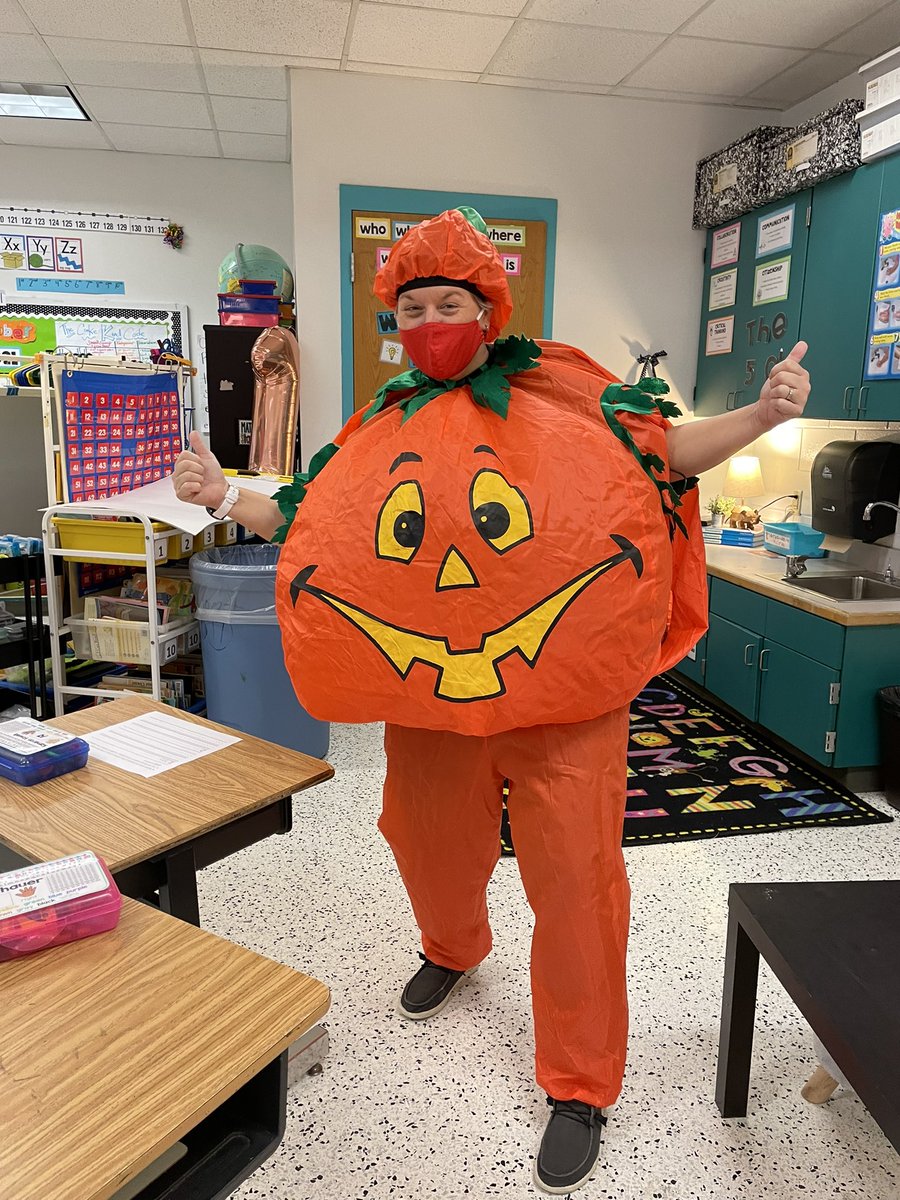 ‘Twas the Friday before Halloween at <a href="/WTCookeSchool/">WT Cooke School</a> and all was spirited and bright! 🎃<a href="/CongerCasey/">Casey Conger</a> #spreadlove #spreadpositivity