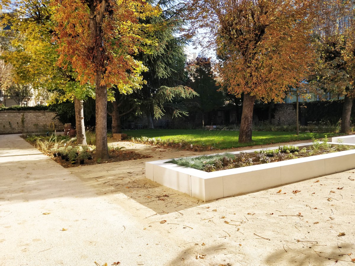 FPaysage's tweet photo. INJA
Avec L'arrivée des plantes, le jardin sensoriel prend vie. On attend plus que nos jolis arbres 🌳🌳🌳
Cercidiphyllum japonicum
Cerasus 'Hâtif de Burlat'
Malus 'Idared'
Soyons patients c'est pour la mi-novembre 🤫 https://t.co/Uucg9aBygZ