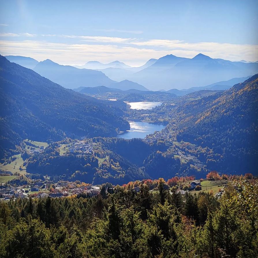 visitpine's tweet photo. Il beneficio di avere le ali? Ecco una veduta mozzafiato dell'#AltopianodiPiné...🐦🦋🦆
👉 vieni a trovarci: https://t.co/WEijZOty5l
📸 Massimo Sighel
#visitpinecembra #visittrentino @VisitTrentino #BaselgadiPiné #bedollo #panoramimontagna #foliage #vacanzanellanatura #laghi https://t.co/5ajJDUkTVs