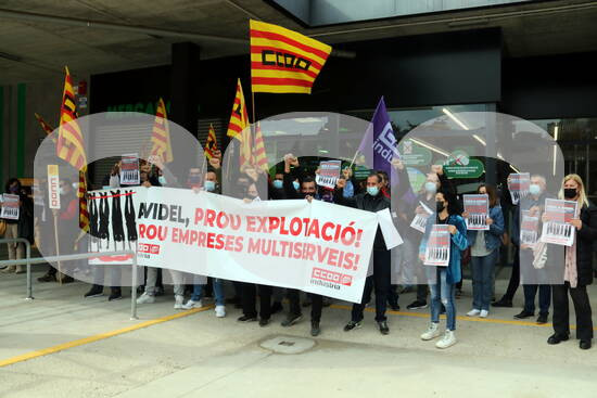 ACNponent's tweet photo. .@CCOOLleida xifra en el 100% el seguiment de la vaga a #Avidel i anuncia una nova aturada per a principis de desembre. Treballadors de l'#escorxador d'aus traslladen les seves reivindicacions a un supermercat de la capital del Segrià https://t.co/JJxtFlj6zu https://t.co/ASXchZwuOU