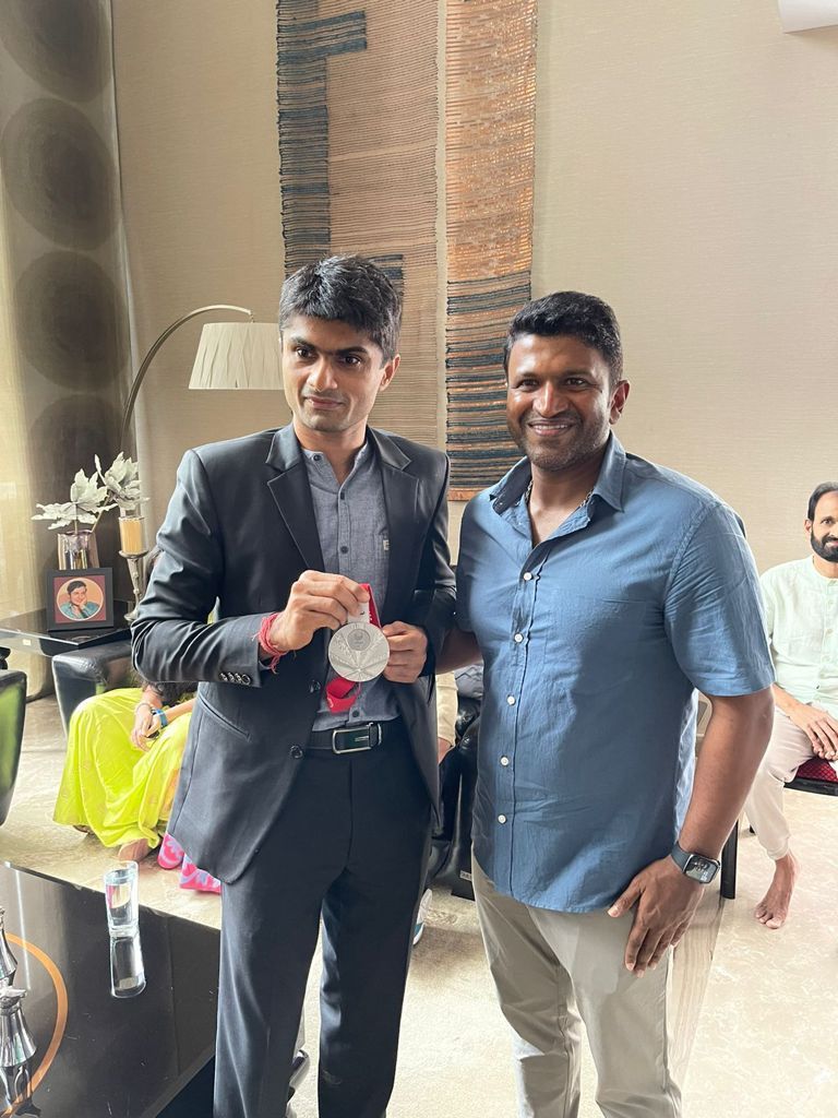 KiranParashar21's tweet photo. #Karnataka based IAS officer L Y Suhas, Silver Medalist Tokyo Paralympics and Deputy Commissioner #Noida  writes an emotional note following to the demise of his friend #PuneethRajkumar 
Suhas recalls October 2 and they interacted for nearly 3 hours. 

@IndianExpress https://t.co/sQtC67QrFp