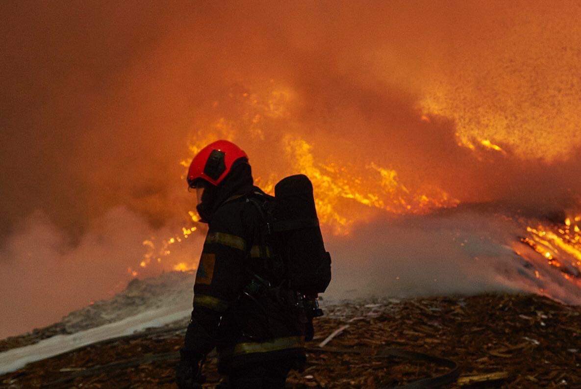 Mere end 200 medarbejdere, værnepligtige og frivillige fra <a href="/BRSdk/">Beredskabsstyrelsen</a> har været indsat som støtte til de to brande nævnt nedenfor. Her billeder fra indsatsen i Pindstrup, hvor vi fortsat er tilstede. 📸 = Flyvevåbnets Fototjeneste