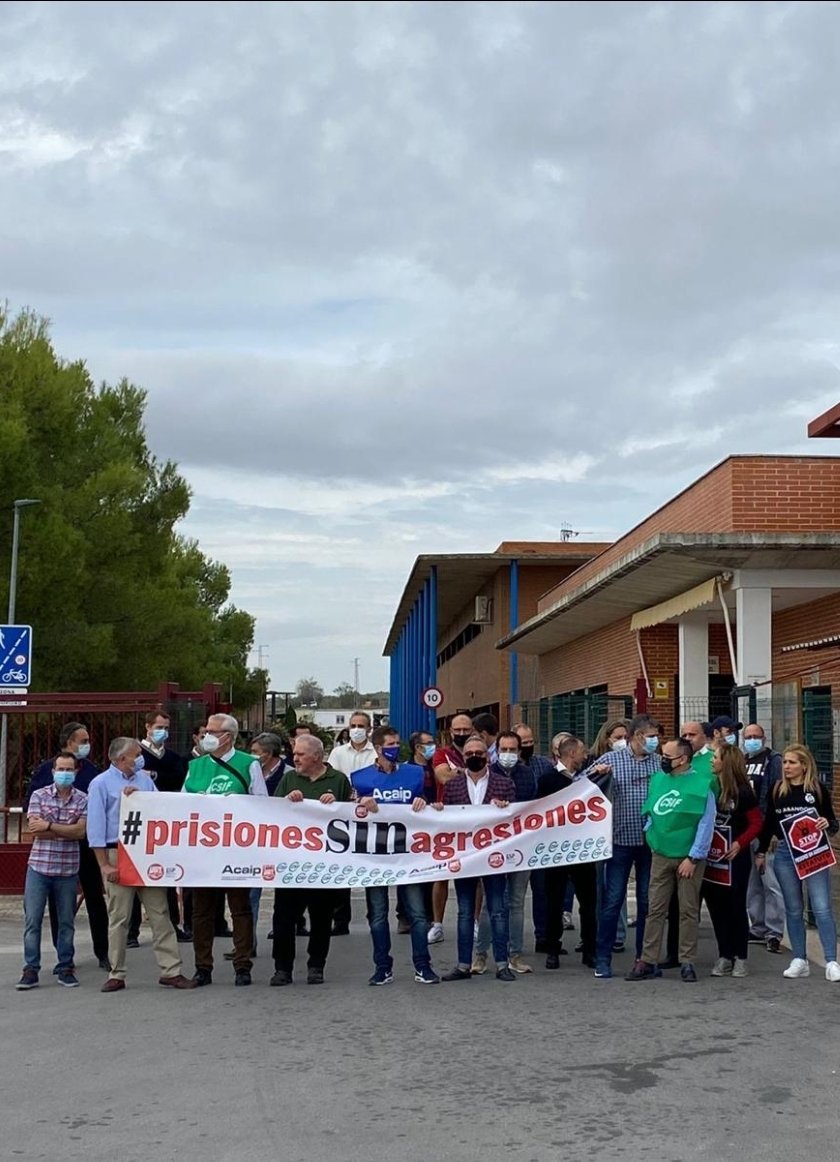 @ugtserviciospublicos Jaén prisiones, concentración en el Centro Penitenciario de Jaén, con la presencia del Secretario General  de la Federación (Toni Gil) para condenar la brutal agresión a un trabajador en el Centro Penitenciario de Cuena,