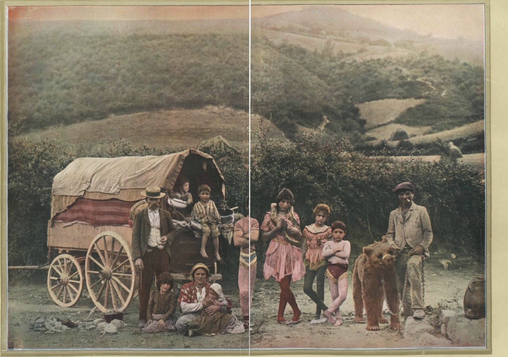 BuhigasJimenez's tweet photo. Parte de un poema de Francisco Villaespesa aparecido el 1 de marzo 1911 junto a este retrato de una familia gitana española.

"Vibran las esquilas, ladran los lebreles
a fiesta convoca la alegre campana
y entre panderetas y cascabeles
se acercan las músicas de una caravana." https://t.co/vEShXiAct0